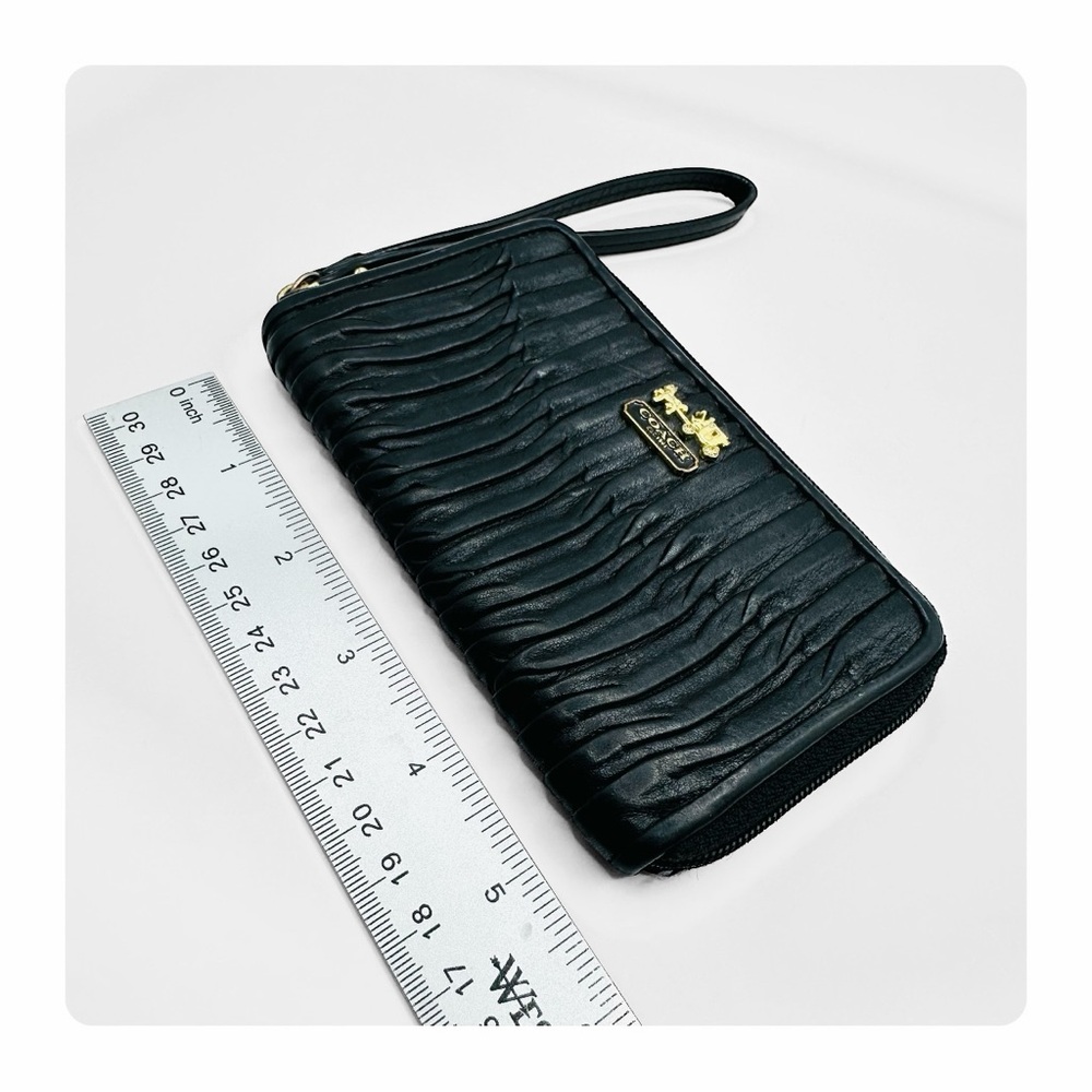 β
Coach Madison Gathered Twist Pleated Leather Wallet / Wristlet - Black/Gold β
- Picture 13 of 14